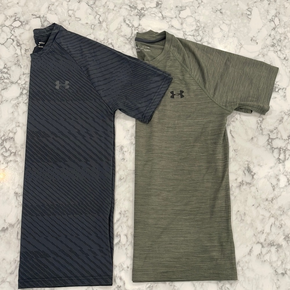 Bundle of 2 UA Heatgear tech shirts